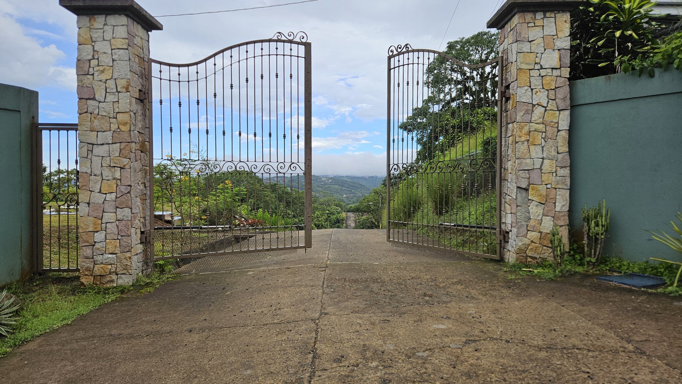 Entrada a Villas del Café en Ángeles Sur